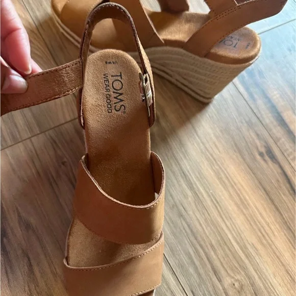 TOMS Madelyn Tan Leather Wedge Sandal - Picture 4 of 7